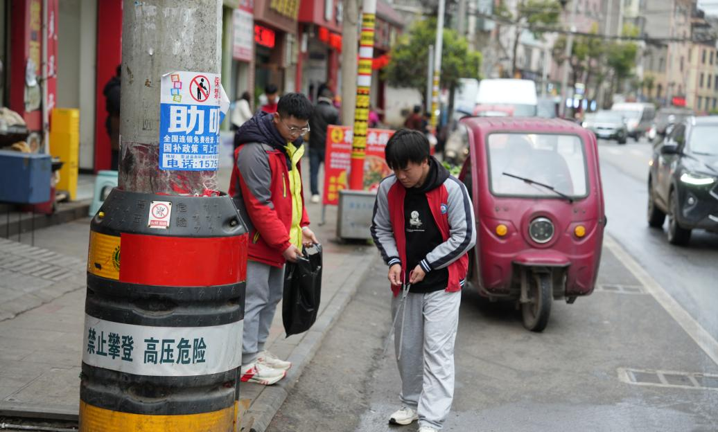 四川省凉山州雷波县民族中学关工委开展“3·5”学雷锋纪念日志愿服务活动