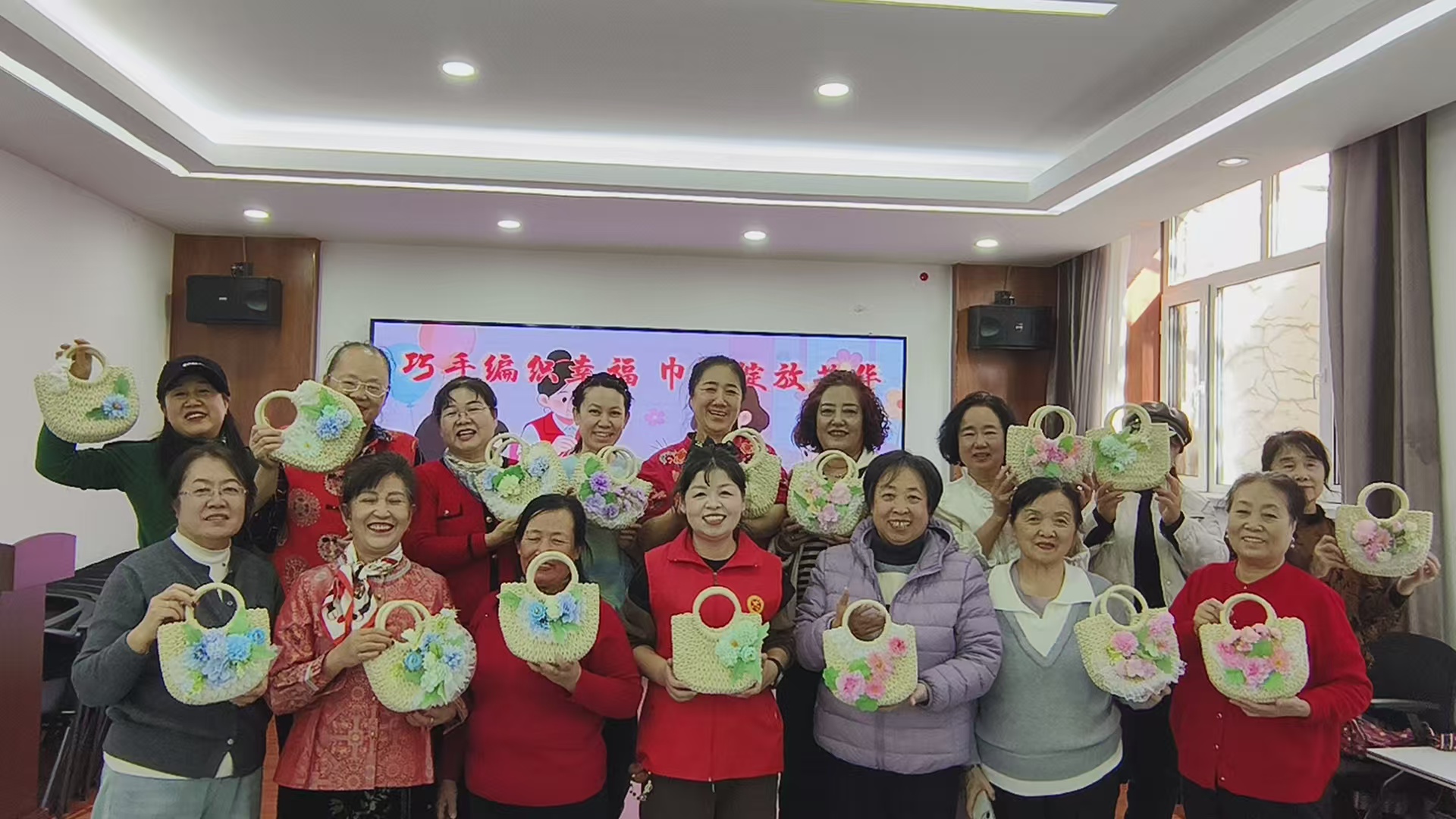 巧手编织幸福，巾帼绽放芳华——黑龙江省牡丹江市绥芬河市旗苑社区关工委开展三八妇女节草编包包DIY活动