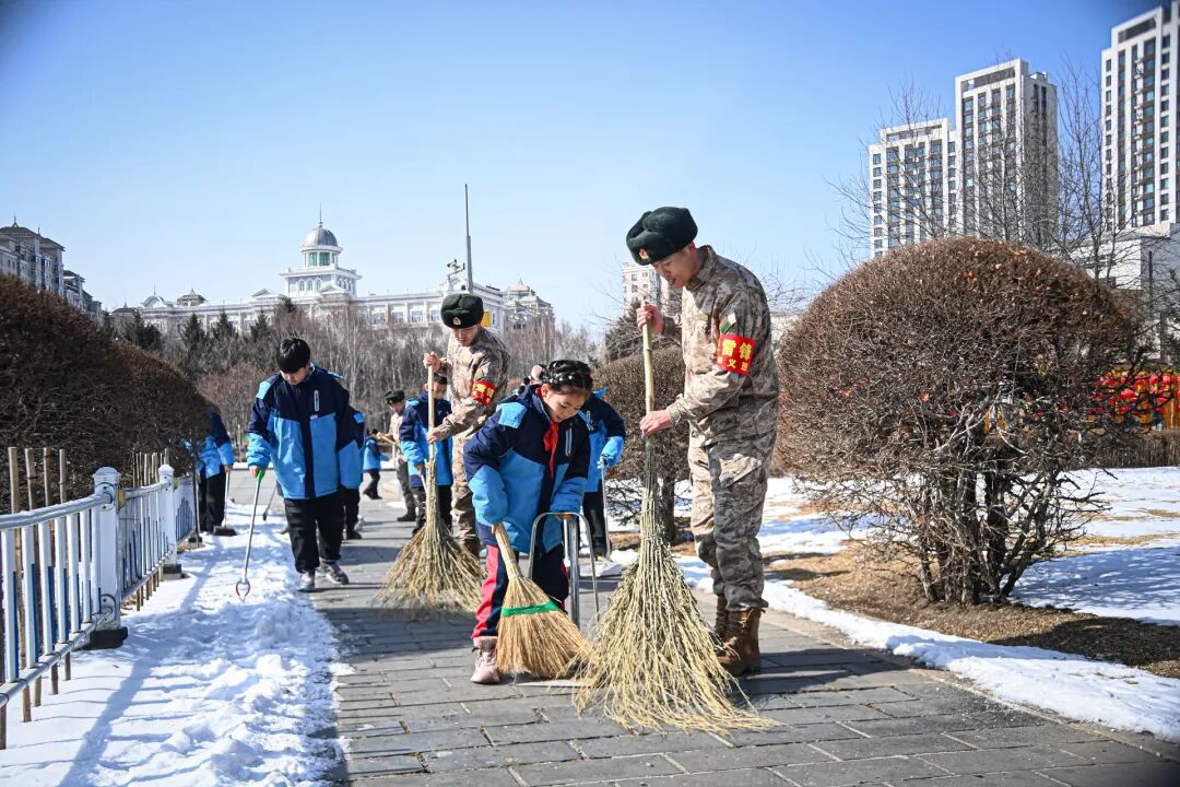 黑龙江省牡丹江市长安小学“雷小锋”志愿服务队携手65379部队开展学雷锋志愿活动
