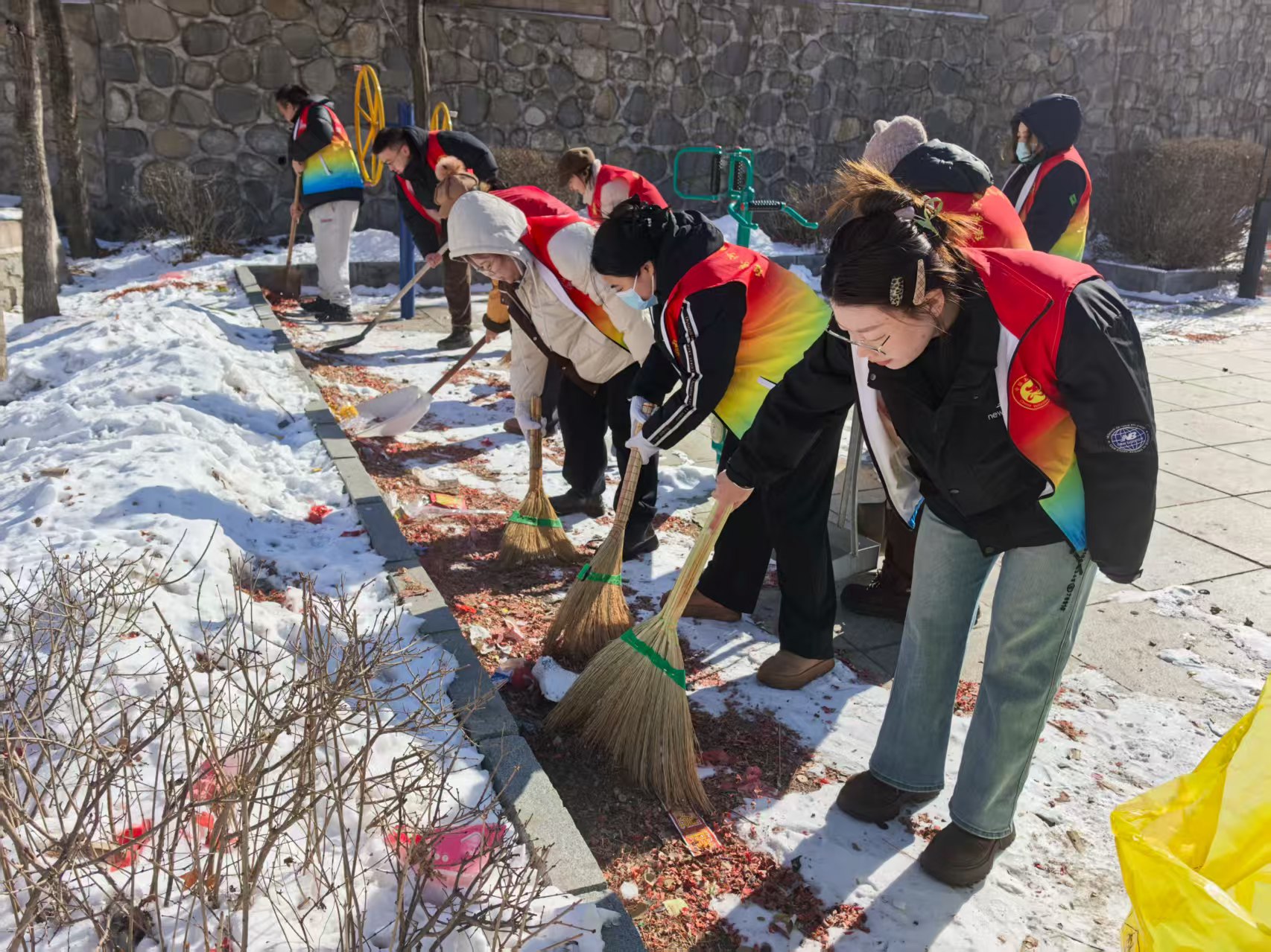 黑龙江省牡丹江市绥芬河市光华社区党委、关工委开展“三月春‘锋’暖 雷锋精神伴我行”主题环境卫生集中整治行动
