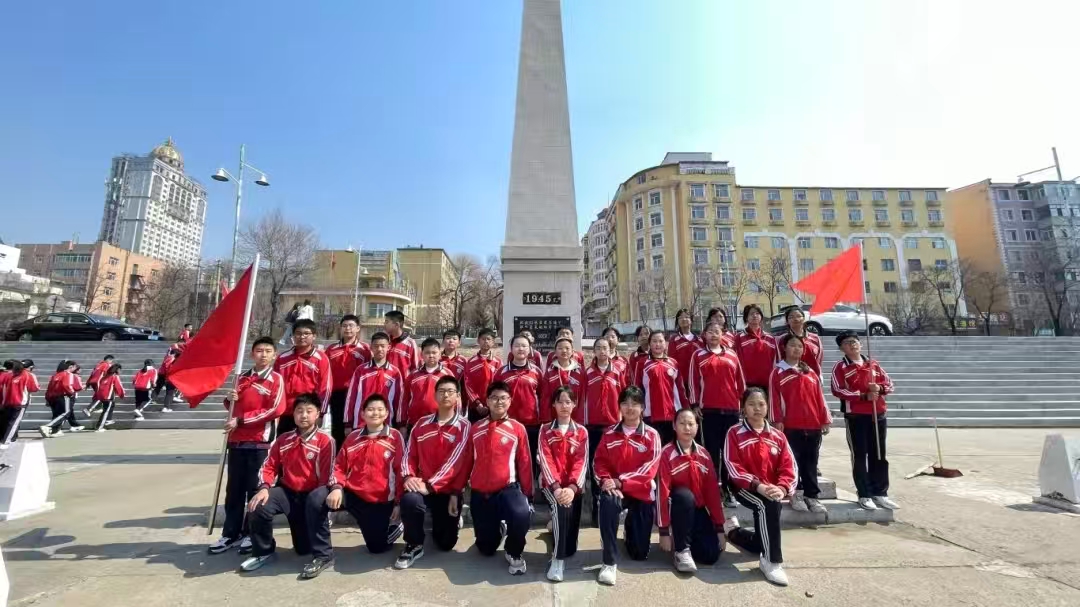 黑龙江省牡丹江市绥芬河市实验小学举行“缅怀革命先烈，弘扬爱国精神”清明祭扫活动