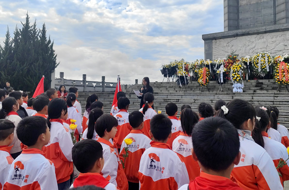缅怀先烈砺初心 思政育人践使——湖南省吉首市寨阳小学开展“行走的思政课”祭英烈主题活动