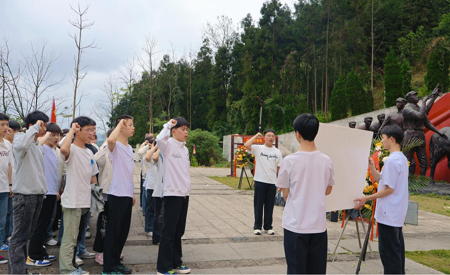 四川省宜宾市兴文县九丝城镇关工委联合建武中学开展清明扫墓活动