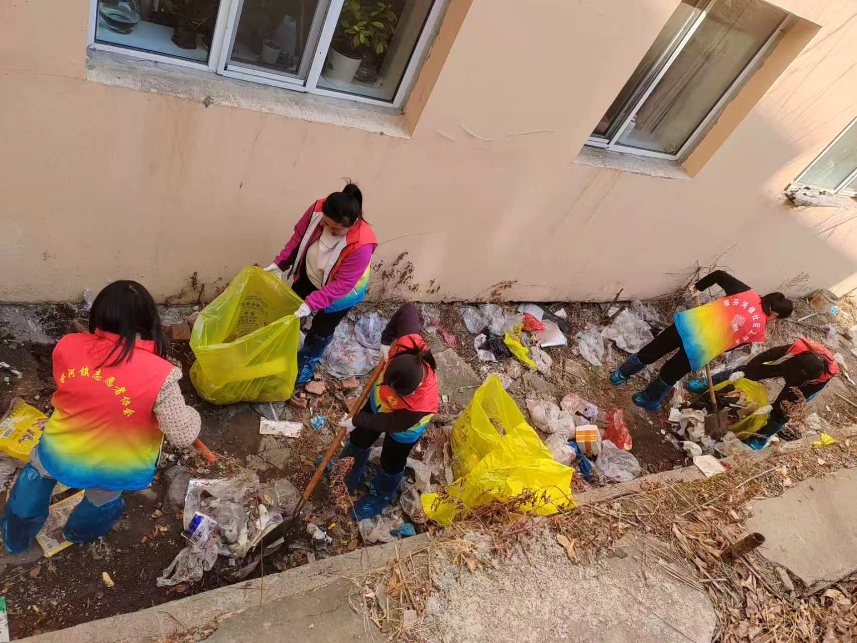 巾帼绽芳华 清脏焕新颜——黑龙江省牡丹江市绥芬河市山城社区关工委开展环境整治志愿服务活动