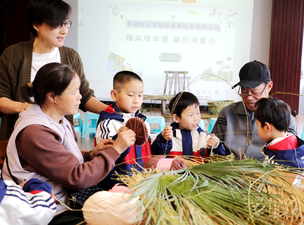 指尖传技艺 编织润童心——江苏省宜兴市杨巷社区党群服务中心联合杨巷幼儿园和家长代表，在镇日照中心开展学编织关爱系列活动
