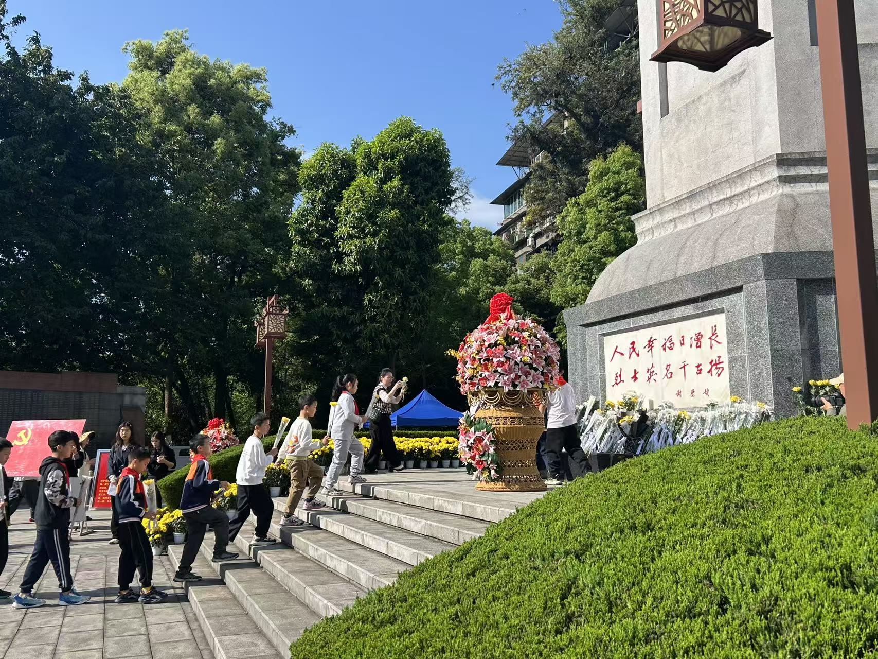 四川省泸州市龙马潭区红星街道天立社区关工委开展“缅怀革命先烈 传承红色基因”清明祭扫活动