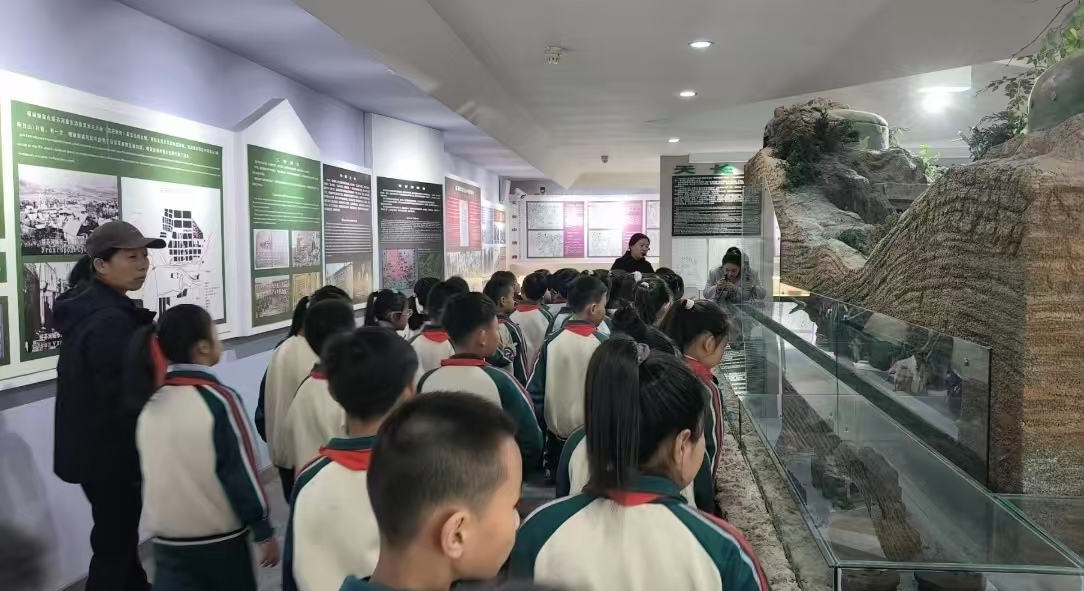 清明祭英烈 边境红脉润少年——黑龙江省牡丹江市绥芬河市第四小学开展“清明祭英烈 国门育初心”主题祭扫活动