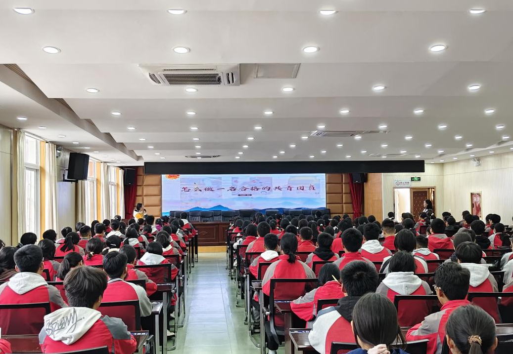 四川省凉山州雷波县民族中学召开新老团员大会，深入学习贯彻雷波县第十四次团代会精神