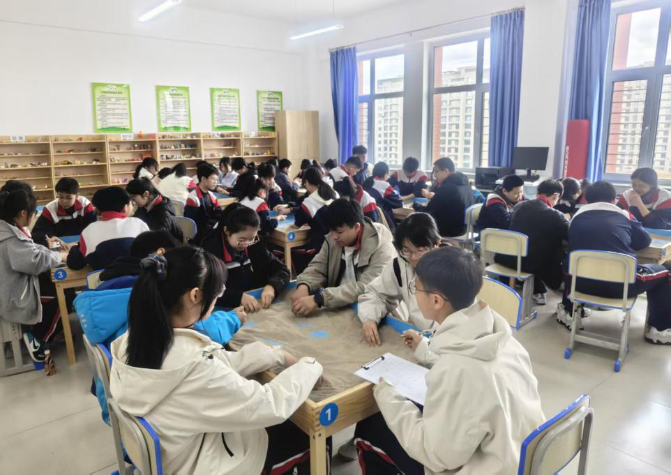 黑龙江省牡丹江第十六中学关工委开展“沙盘筑心，遇见更好的自己”心理沙盘课开放日