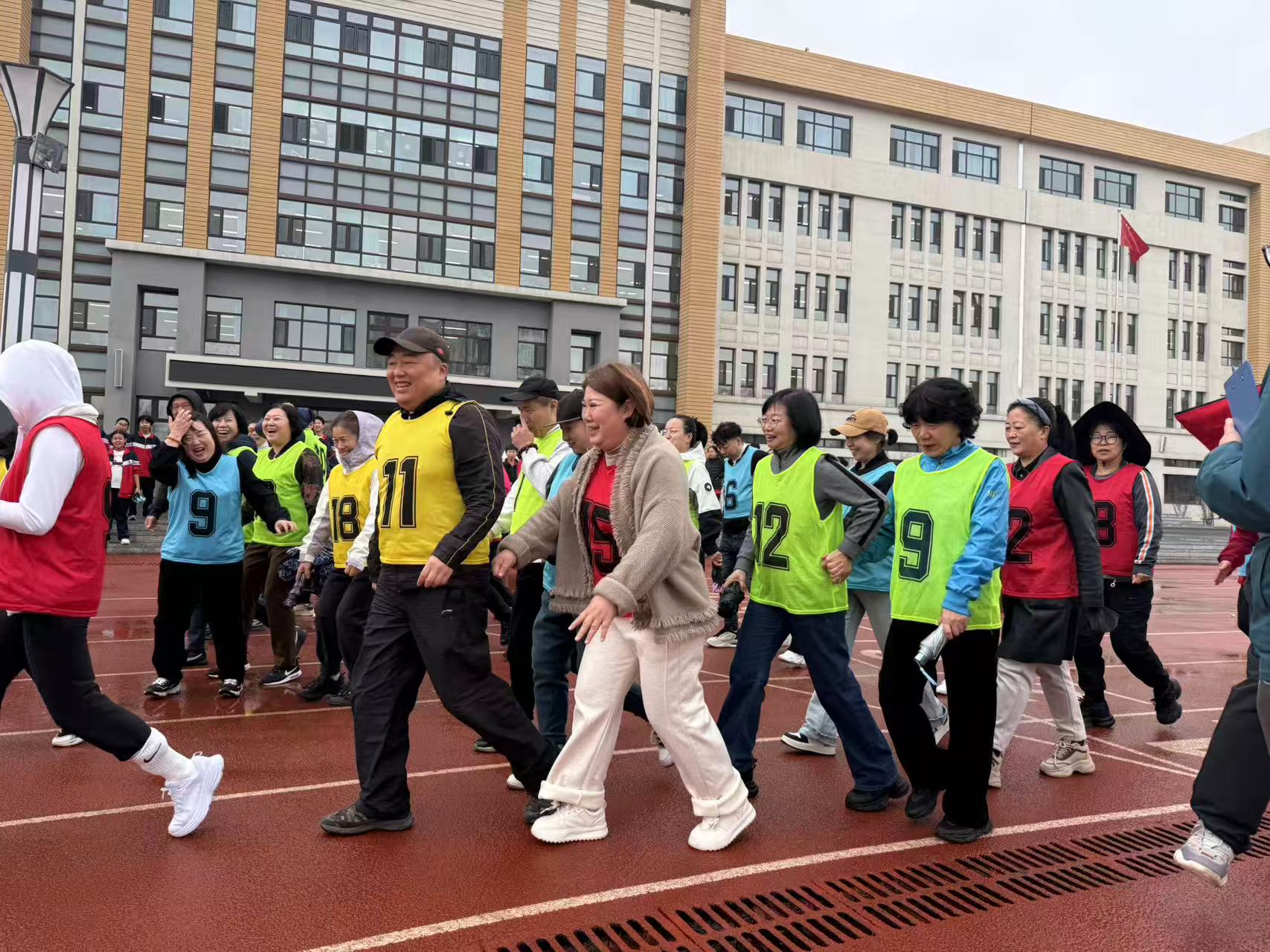 循道力行强体魄·向阳而生铸师魂——黑龙江省牡丹江市第二十一中学关工委组织教师徒步比赛圆满落幕