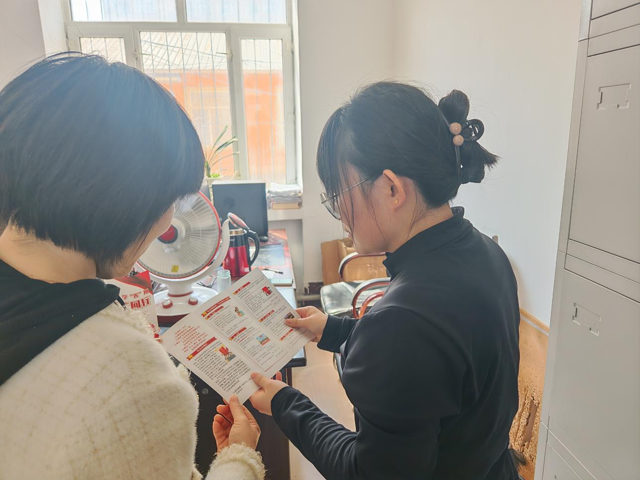 黑龙江省牡丹江市宁安市东京城镇关工委组织志愿者开展国家安全普法“进机关”宣传活动