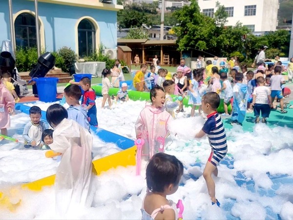 水花四溅 欢乐无限——四川省凉山州宁南县机关幼儿园关工委开展六一戏水活动