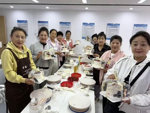 黑龙江省牡丹江市阳明区二纺社区关工小组开展“甜蜜烘焙暖人心 五老聚力传温情”烘焙DIY活动