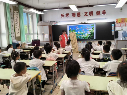 黑龙江省牡丹江市阳明区富江社区关工小组开展“墨香伴童趣 温情暖六一”主题活动