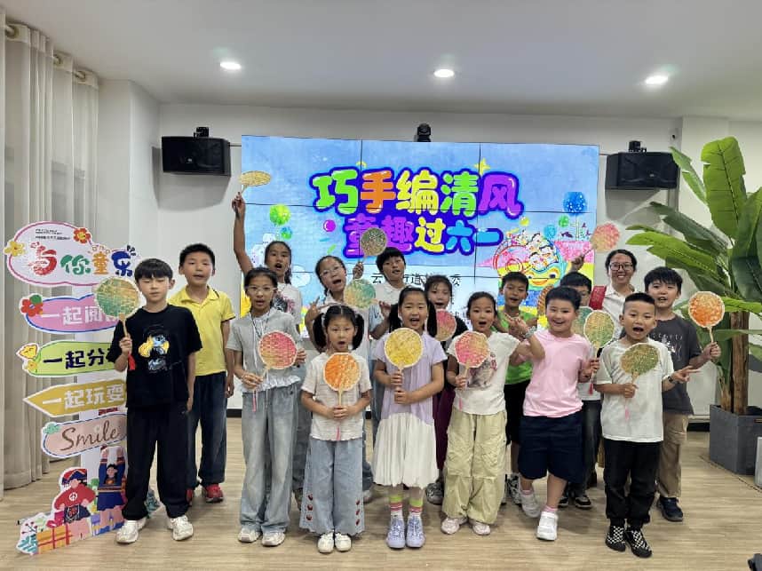 巧手编“清风 ”童趣过“六一”——江苏省丹阳市云阳街道凤美新村社区关工委开展非遗竹编扇子手工体验活动