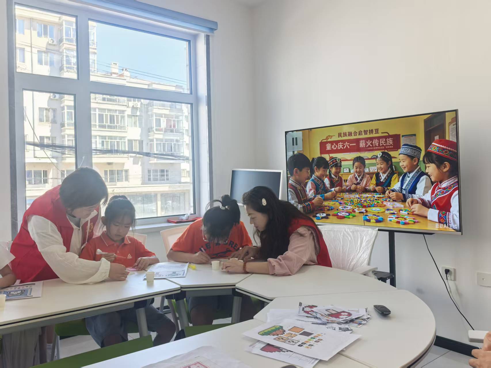 童趣庆六一 传承民族情——黑龙江省牡丹江市宁安市宁安镇虹桥社区关工小组开展“童心传文脉 巧手庆六一”主题活动