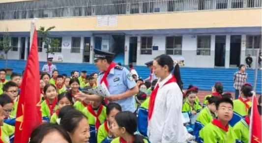 法治护航童心 平安欢度六一——四川省凉山州喜德县关工委特邀光明派出所所长张国强一行走进城关小学，开展专题法治宣讲暨普法宣传活动