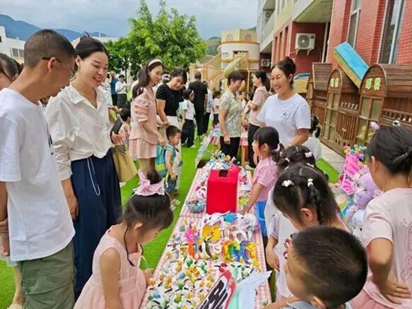 “萌娃当家 为爱赶集”——四川省凉山州宁南县第二幼儿园关工委开展六一爱心义卖活动