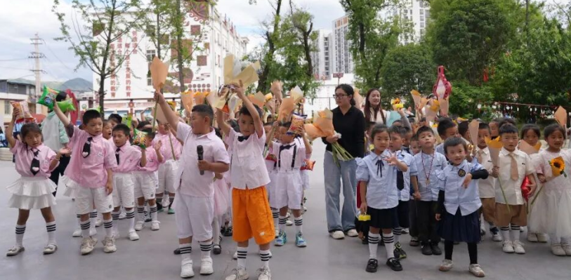 四川省凉山州昭觉县：萌娃送祝福 暖心助高考