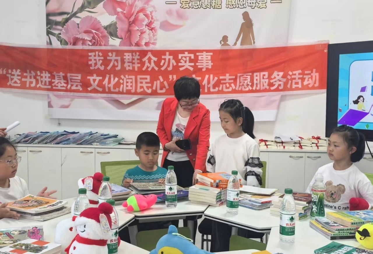 黑龙江省牡丹江市绥芬河市图书馆开展“‘送书进基层’及‘以书为伴度六一 以爱同行护成长’”阅读推广活动