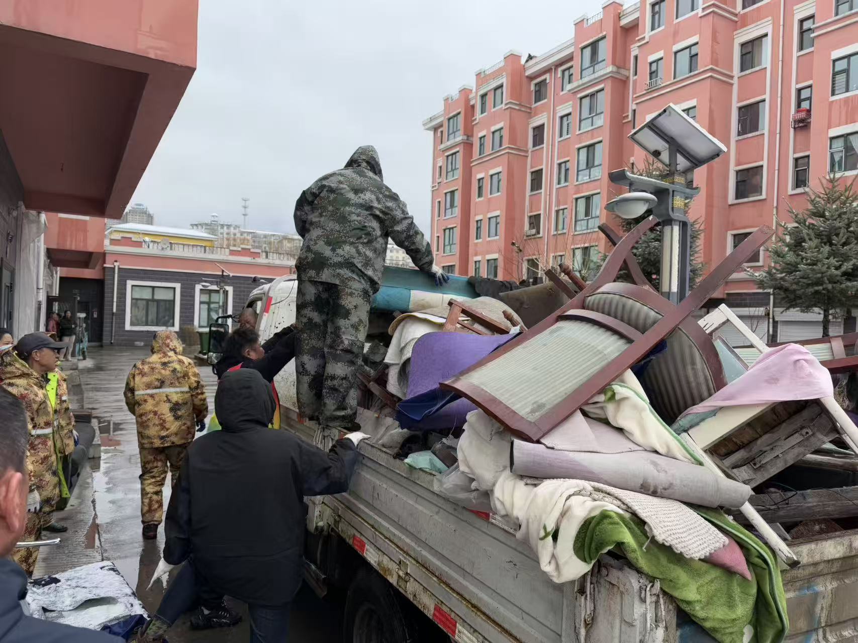 聚焦民生小事 焕新小区风貌——黑龙江省牡丹江市绥芬河市铁西社区关工委联合绥芬河市绥发物业开展休闲座椅更新更换工作