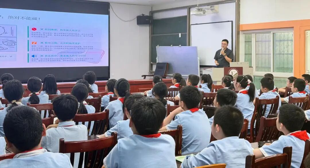 四川省南充市南部县人民法院关工委走进滨江小学宣讲法律知识
