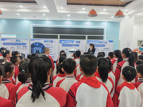 探秘科技天地 点亮科创童心——黑龙江省穆棱市民主小学走进民主社区参观中国流动科技馆纪实