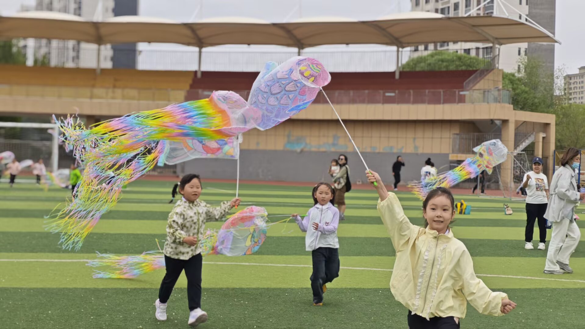关爱童心  趣享追风——内蒙古自治区赤峰市阿鲁科尔沁旗查布嘎幼儿园关工委组织“袋”你一起“趣”追风户外实践活动