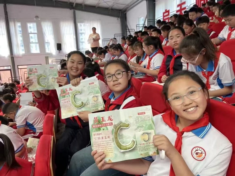 把家乡国宝讲给孩子听——内蒙古自治区赤峰市翁牛特旗乌丹第六小学关工委开展家长讲堂进校园活动