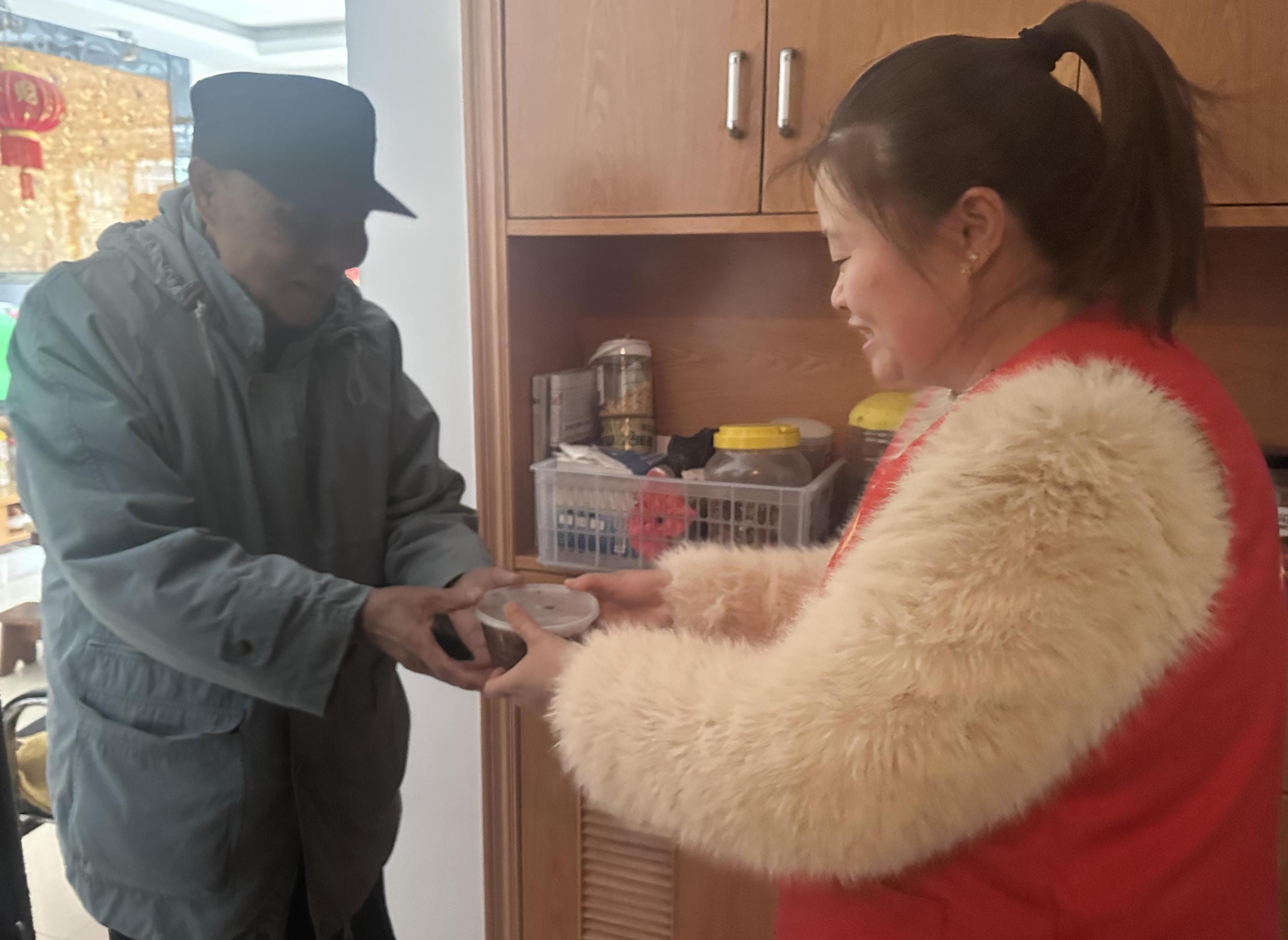 江西省新余市渝水区城北街道平安路社区关工委联合净心志愿者协会开展“浓情腊八粥，幸福邻里情”主题活动