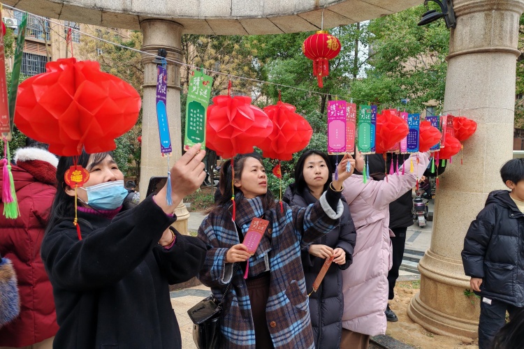 江西省新余市渝水区城北街道平安路社区关工委在月亮湾小区开展“喜迎元宵 趣味灯谜”主题活动