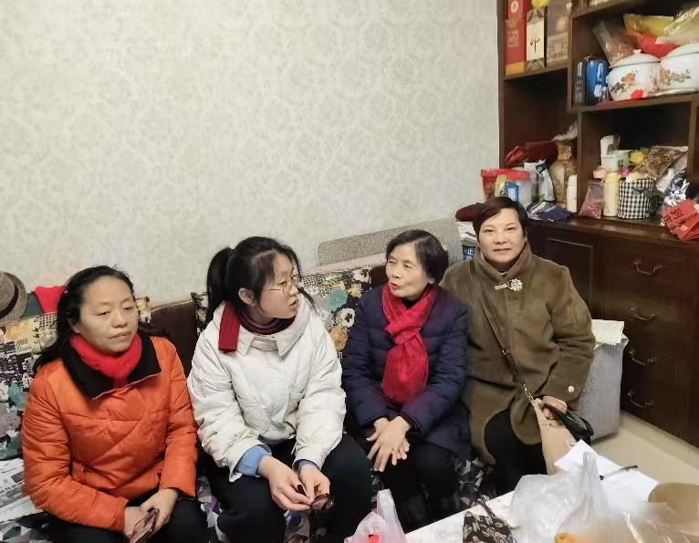 老有所 为老有所乐  呵护小姑娘健康成长