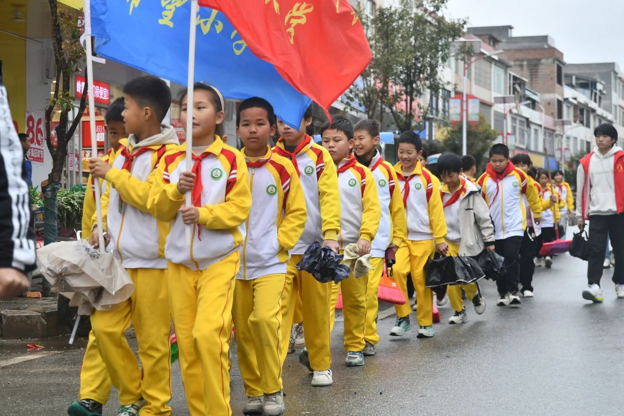 江西省赣州市于都县岭背镇中心小学关工委开展敬老实践活动