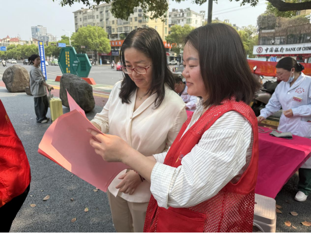 江西省新余市渝水区城北街道春龙社区关工委联合新余市安瑞尔妇产医院在北湖星城商业街广场开展清明节移风易俗系列活动