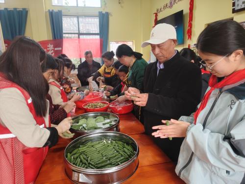 江西省吉安市遂川县草林镇关工委开展：艾香盈满幸福院 米果传递关爱情