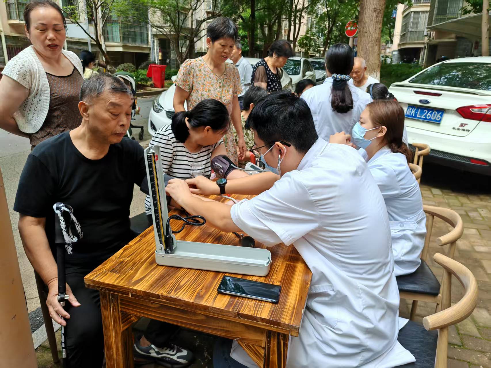 江西省新余市渝水区城北街道春龙社区关工委携手兆恩中医诊所在颐养之家为辖区内居民开展义诊和健康咨询活动