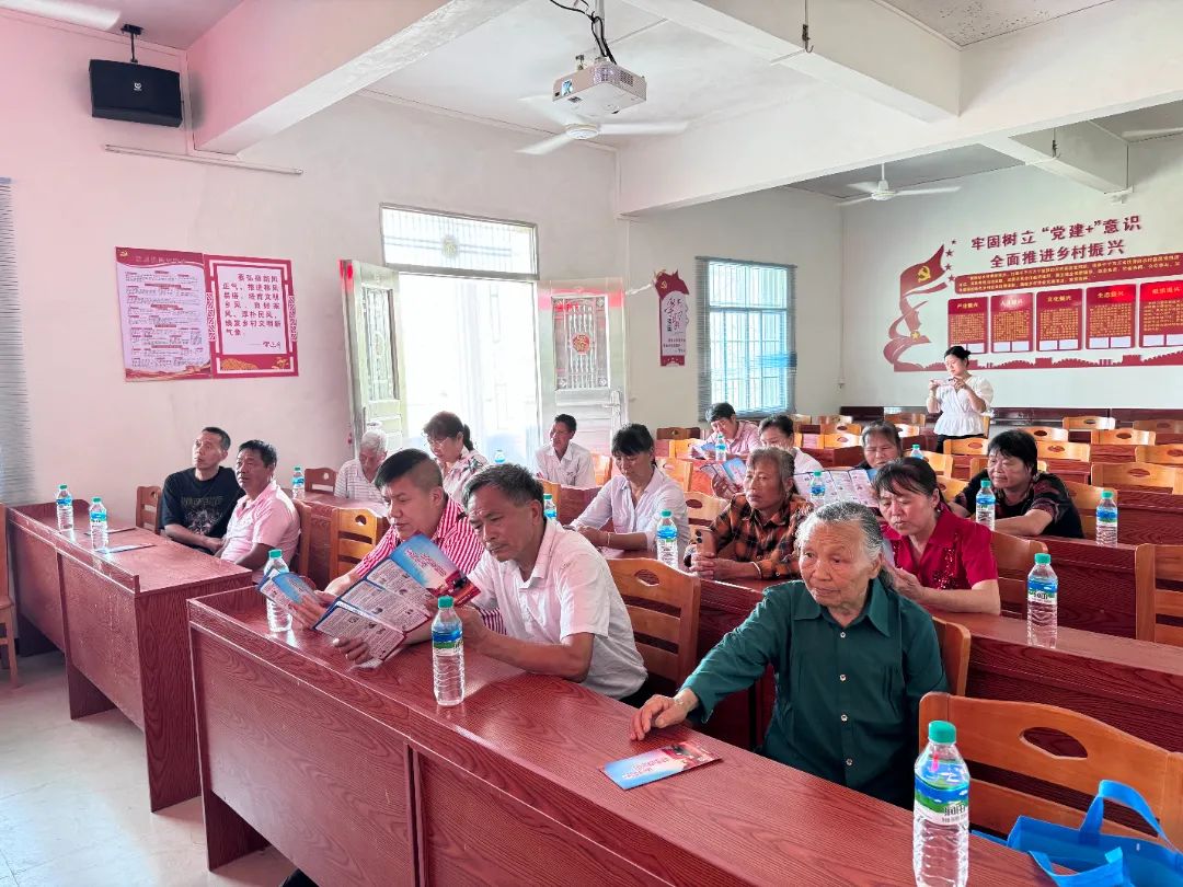 江西省赣州市于都县司法局关工委开展精准送法下乡活动