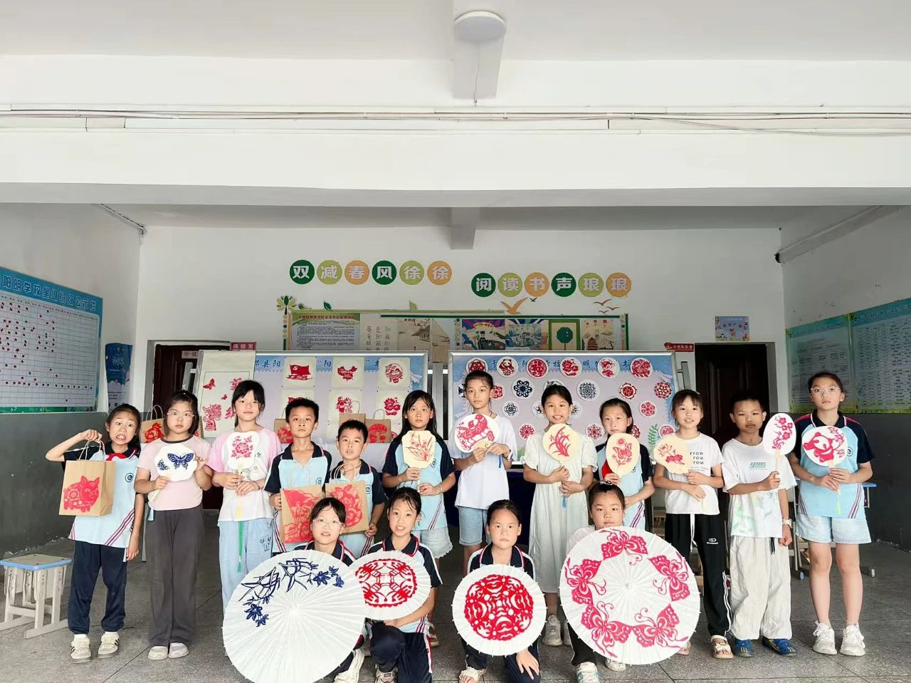 江西省赣州市于都县阳明学校关工委举办美术工作坊剪纸艺术展示活动