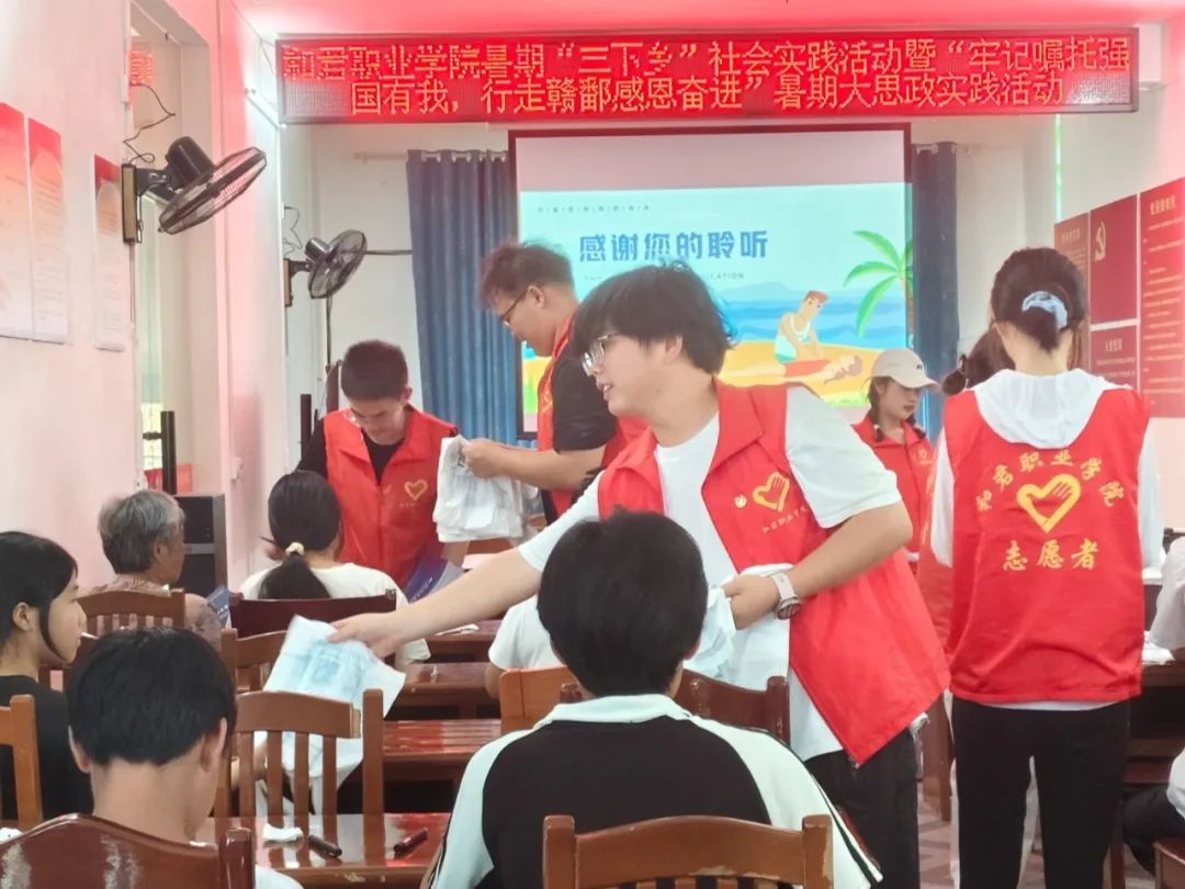 大学生在江西省赣州市于都县开展文明实践暑期活动