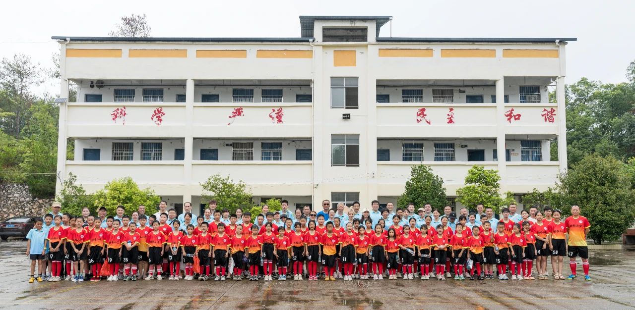 上海爱心团队再访江西省赣州市于都县乡村小学，助力孩子逐梦绿茵