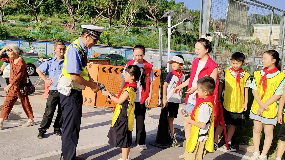 小小少年   街头“送清凉 沁人心” —记四川省自贡市高新区龙城社区的爱心微公益活动