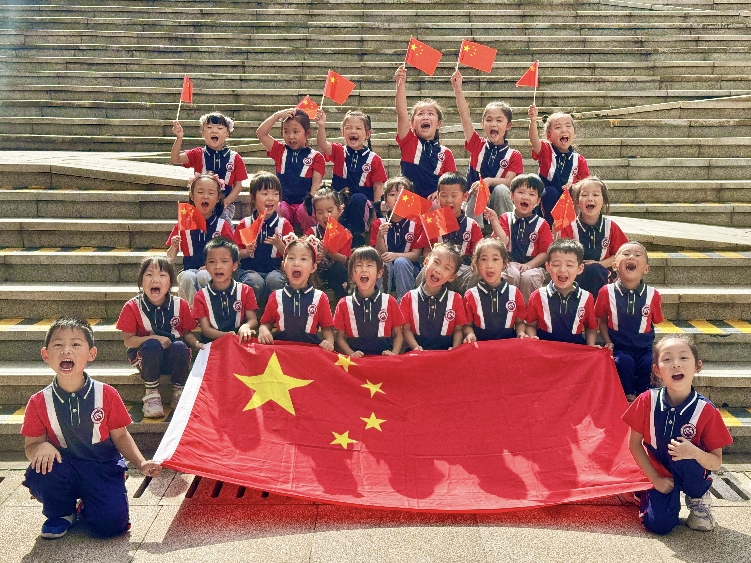 四川自贡高新区各学校社区街道 普遍开展庆国庆颂祖国少年儿童活动