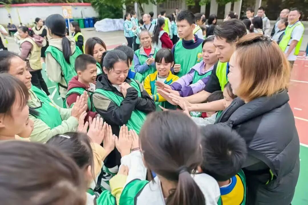 “让爱传递 薪火相传”心连心公益活动在江西省赣州市于都县罗江中心小学关工委启航
