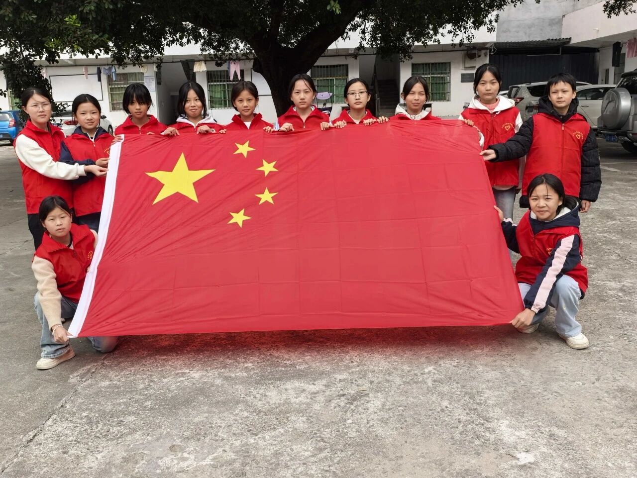 江西省赣州市于都县葛坳初中关工委开展“重走长征路”活动