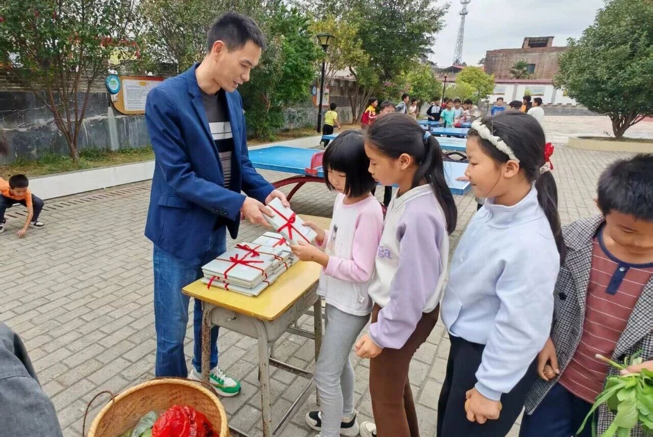 江西省赣州市于都县马安中心小学关工委开展“以书换蔬，以蔬换书”活动