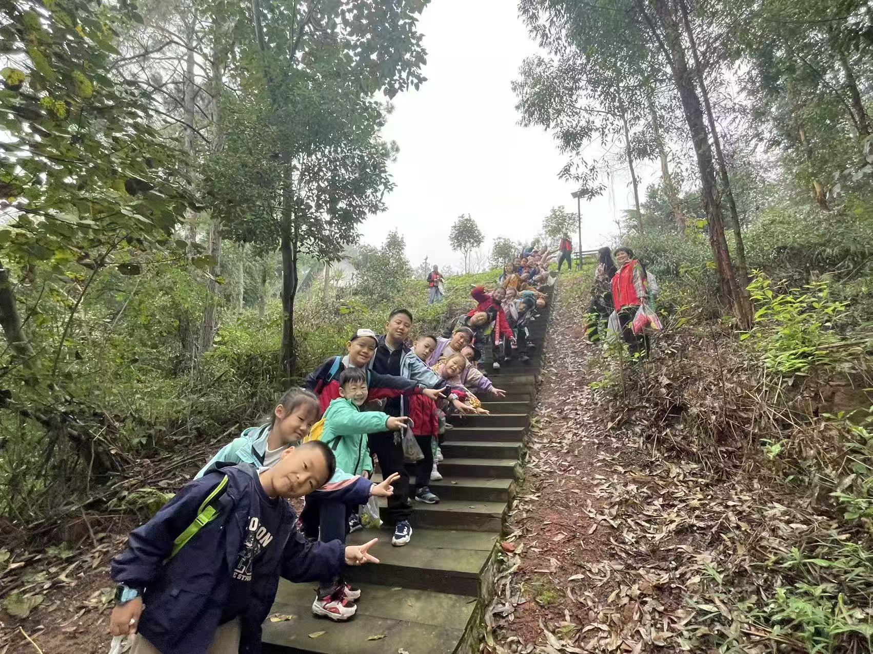 热爱大自然，探索森林奥秘——四川省自贡高新区燊海社区关工委组织少年儿童秋假徒步活动