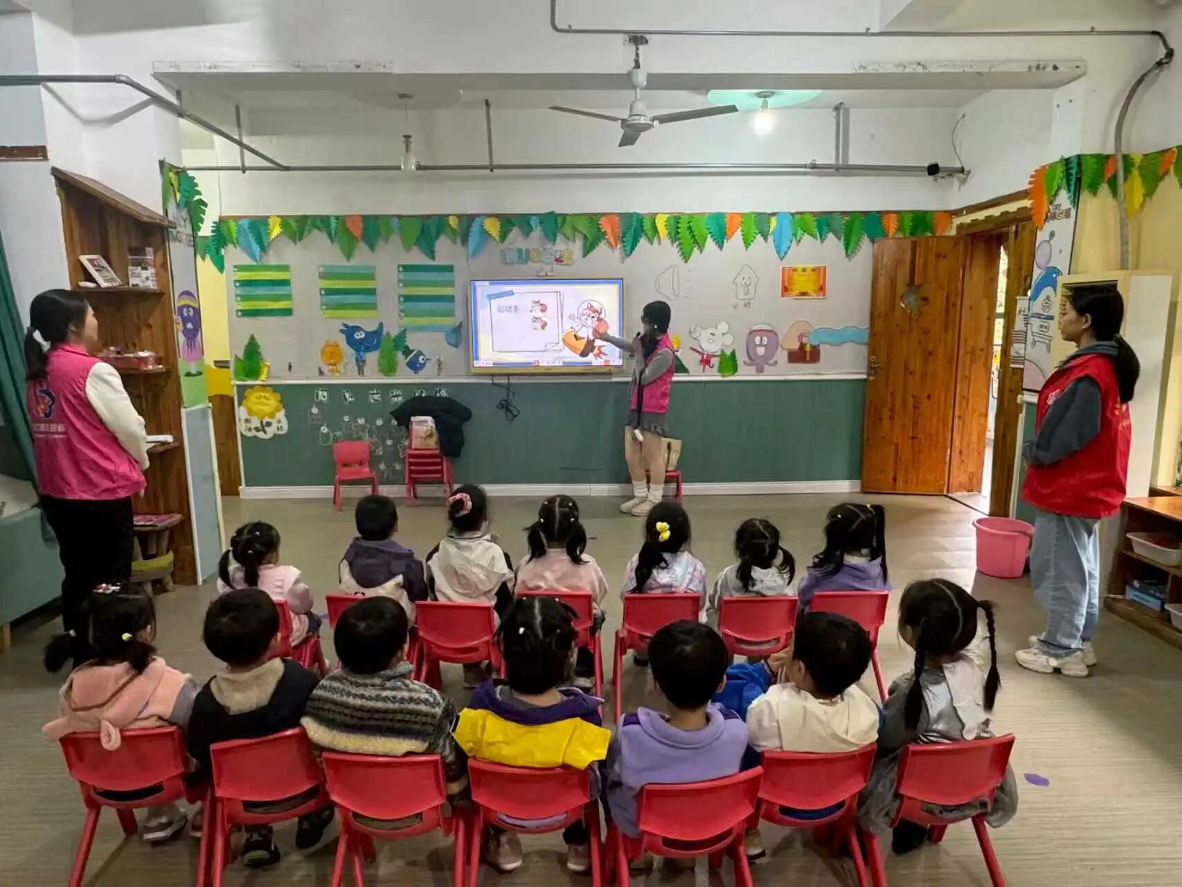 江西省新余市渝水区城北街道春龙社区关工委联合区妇联在北湖星城幼儿园开展“童心探生物，润心伴成长”趣味科普课