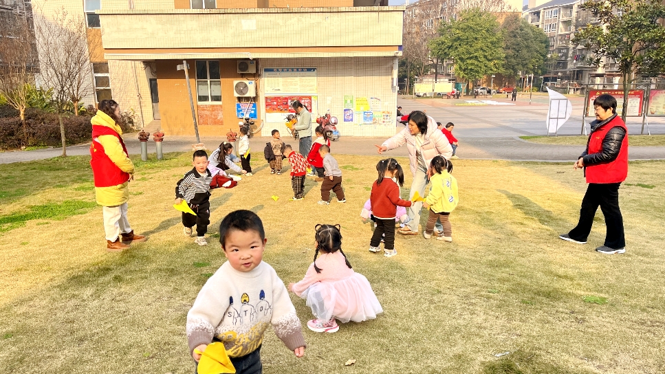 和纸飞机一起晒冬天——四川自贡高新区瑶湾社区组织少年儿童趣味活动