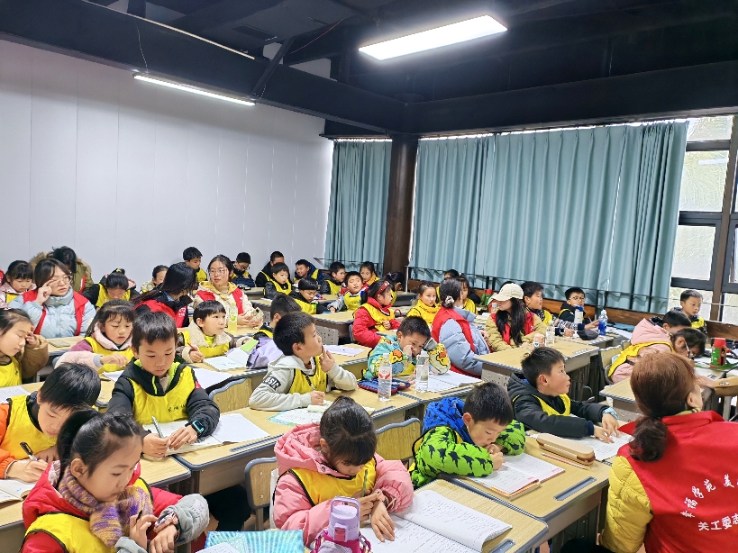 四川自贡高新区学苑街道 2026年寒假“爱心蜀托”托起少年儿童快乐