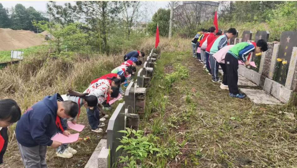 江西省赣州市于都县仙下乡中心小学关工委开展清明祭英烈活动